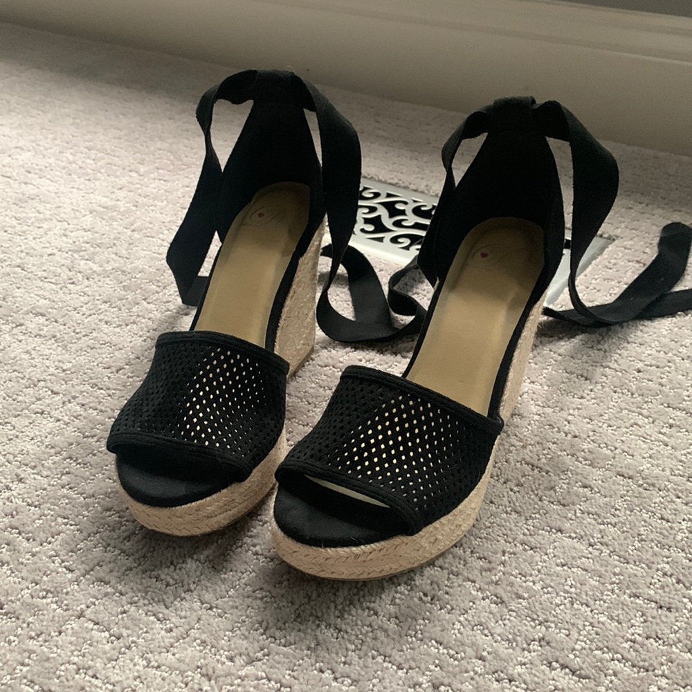 Heart in D heels, 7 1/2 black wedges